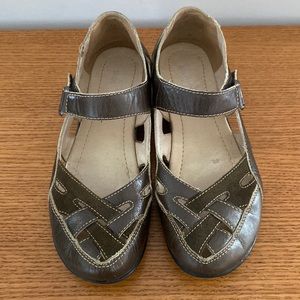 Sun View fisherman style khaki green/brown shoes. Material unknown. Size 35